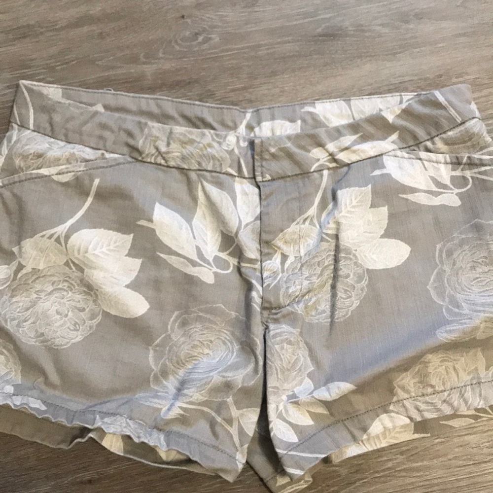 Gray and white floral shorts- so cute!